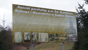 Kosci&oacute;ł w Gwdzie Wielkiej z odnowionymi schodami i nowym dojsciem