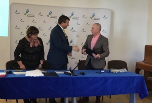 Podpisanie umowy na wsparcie realizacji zadania &bdquo;Rozw&oacute;j aktywności społecznej i wspieranie inicjatyw obywatelskich mieszkańc&oacute;w powiat&oacute;w drawskiego, wałeckiego i choszczeńskiego poprzez organizacja konkursu grantowego Działaj Lokalnie&rdquo;.